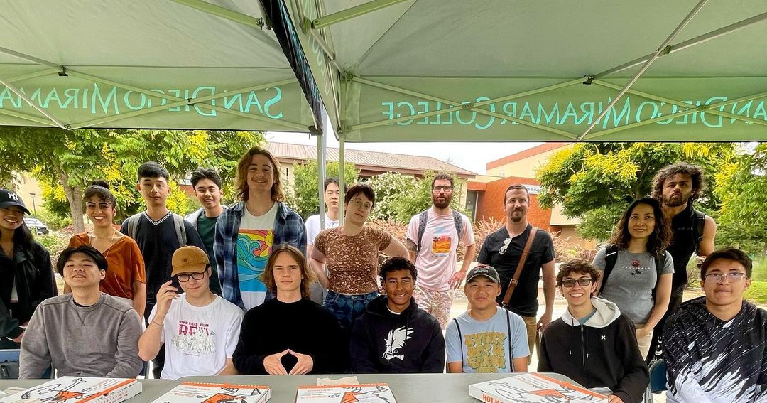 San Diego Computer Science members enjoying pizza before starting the workshop